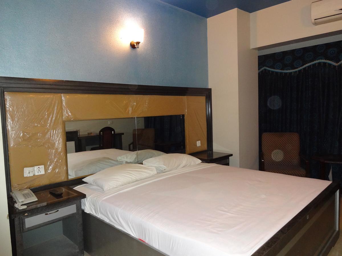 Hotel Sky Towers การาจี ภายนอก รูปภาพ
